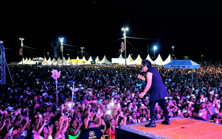 Penúltimo dia de Carnaval em Mucuri encerra com grande show de Calcinha Preta