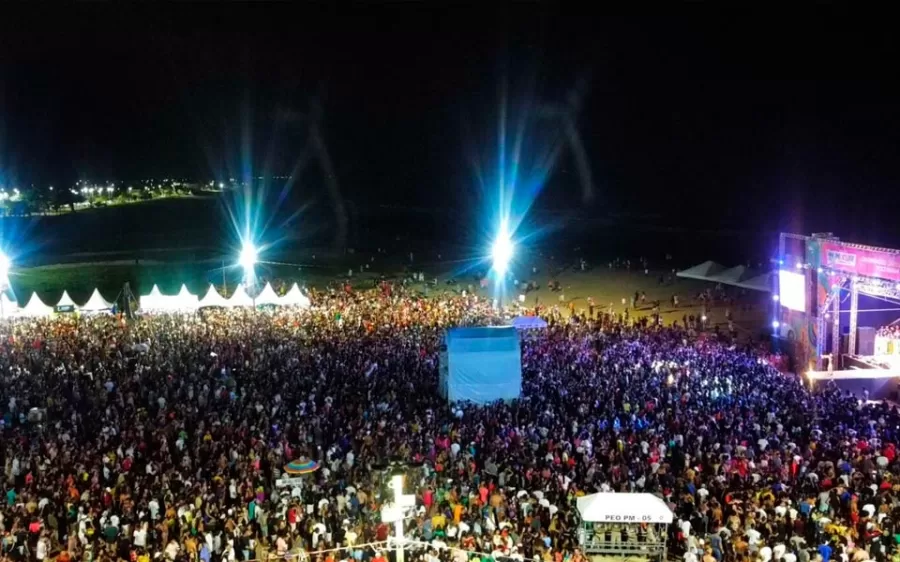 Penúltimo dia de Carnaval em Mucuri encerra com grande show de Calcinha Preta