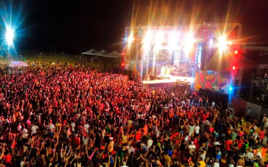 Penúltimo dia de Carnaval em Mucuri encerra com grande show de Calcinha Preta
