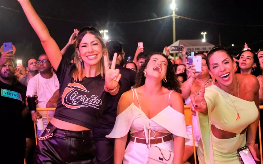 Penúltimo dia de Carnaval em Mucuri encerra com grande show de Calcinha Preta