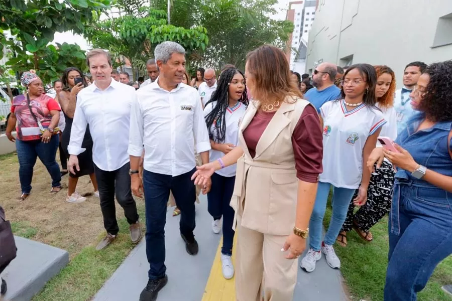 Investimento em novas escolas deve ultrapassar a marca de R$ 1 bilhão, anuncia governador em Feira de Santana Investimento em novas escolas deve ultrapassar a marca de R$ 1 bilhão, anuncia governador em Feira de Santana