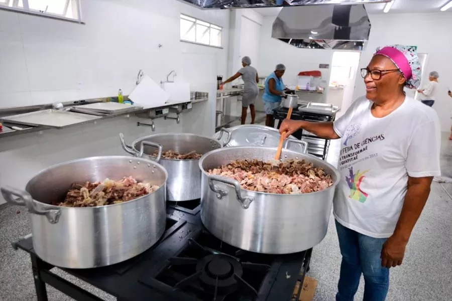 Investimento em novas escolas deve ultrapassar a marca de R$ 1 bilhão, anuncia governador em Feira de Santana Investimento em novas escolas deve ultrapassar a marca de R$ 1 bilhão, anuncia governador em Feira de Santana