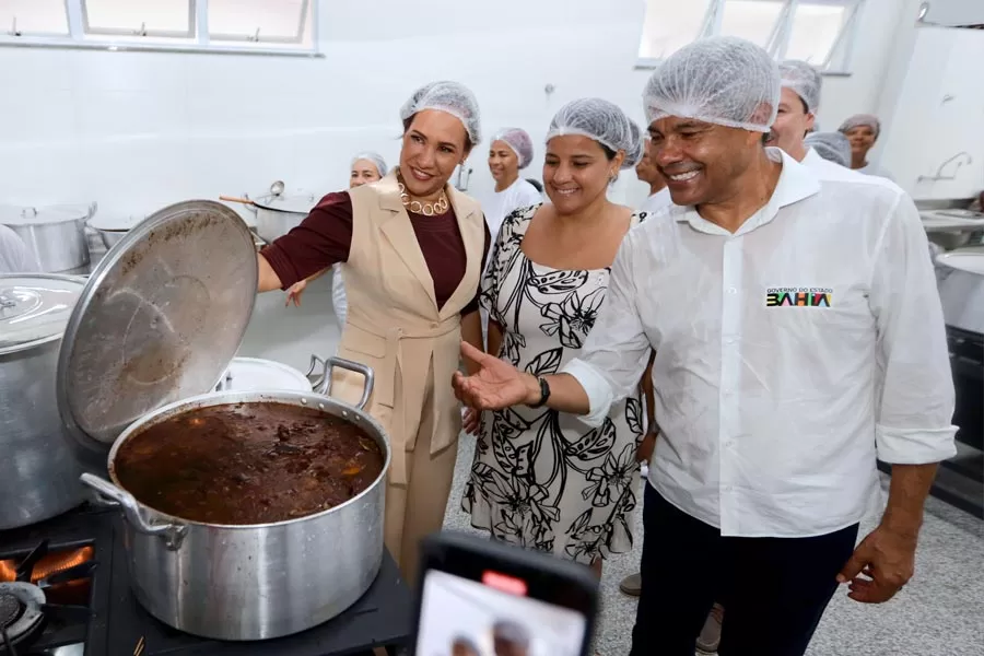 Investimento em novas escolas deve ultrapassar a marca de R$ 1 bilhão, anuncia governador em Feira de Santana Investimento em novas escolas deve ultrapassar a marca de R$ 1 bilhão, anuncia governador em Feira de Santana