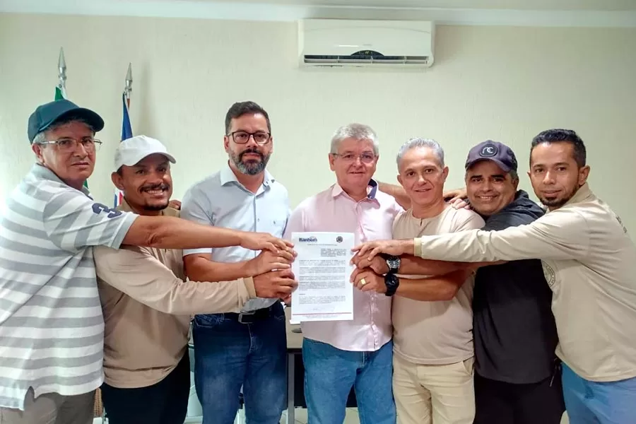 Prefeito Mildson regulariza a efetivação de cinco agentes de combate a endemias Prefeito Mildson regulariza a efetivação de cinco agentes de combate a endemias