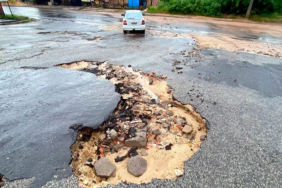 Prefeitura de Medeiros Neto registra danos após 100mm de chuva nesta madrugada Prefeitura de Medeiros Neto registra danos após 100mm de chuva nesta madrugada