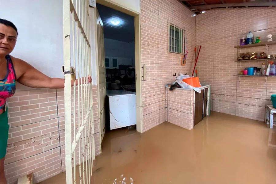 Prefeitura de Medeiros Neto registra danos após 100mm de chuva nesta madrugada Prefeitura de Medeiros Neto registra danos após 100mm de chuva nesta madrugada