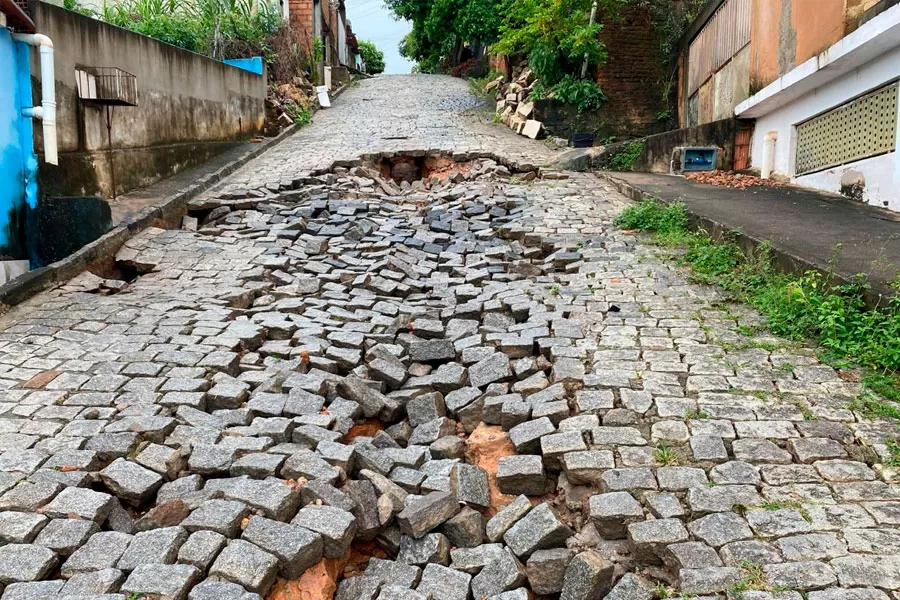 Prefeitura de Medeiros Neto registra danos após 100mm de chuva nesta madrugada Prefeitura de Medeiros Neto registra danos após 100mm de chuva nesta madrugada