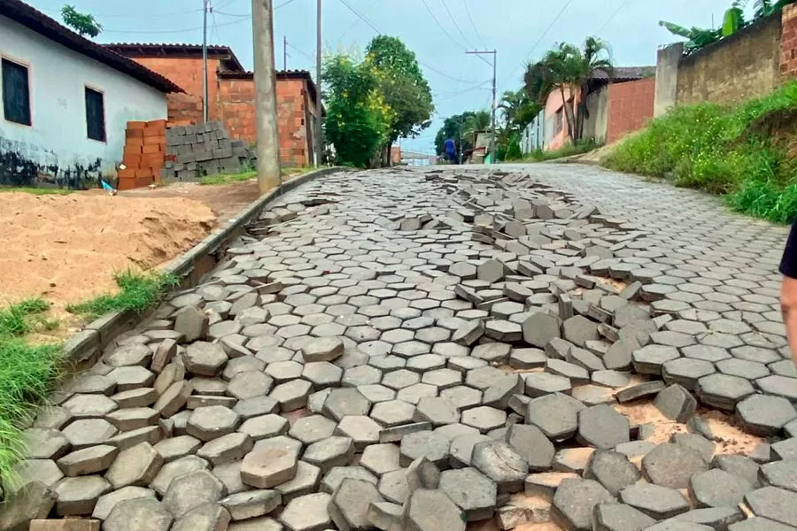 Prefeitura de Medeiros Neto registra danos após 100mm de chuva nesta madrugada Prefeitura de Medeiros Neto registra danos após 100mm de chuva nesta madrugada