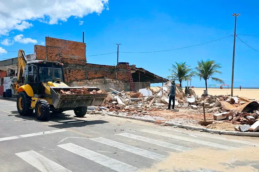 Prefeitura dá início à demolição de casarios em ruinas visando a construção de calçadão e quiosques na orla da Praia da Barra Prefeitura dá início à demolição de casarios em ruinas visando a construção de calçadão e quiosques na orla da Praia da Barra