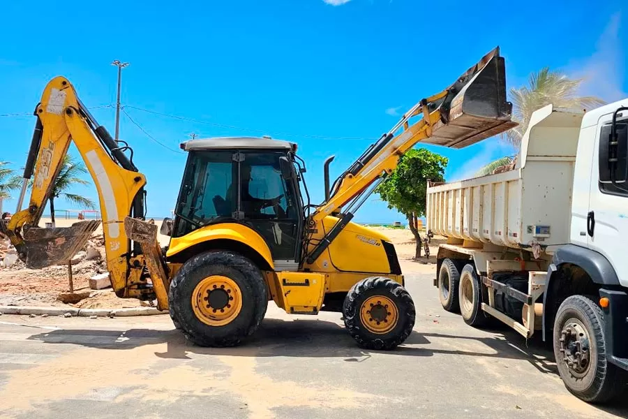 Prefeitura dá início à demolição de casarios em ruinas visando a construção de calçadão e quiosques na orla da Praia da Barra Prefeitura dá início à demolição de casarios em ruinas visando a construção de calçadão e quiosques na orla da Praia da Barra
