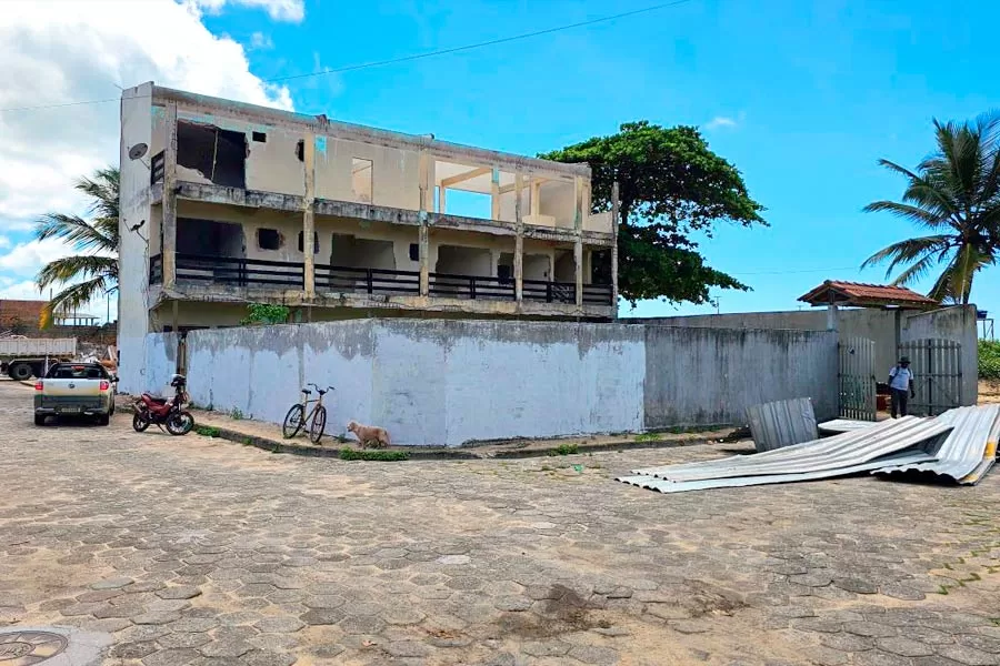 Prefeitura dá início à demolição de casarios em ruinas visando a construção de calçadão e quiosques na orla da Praia da Barra Prefeitura dá início à demolição de casarios em ruinas visando a construção de calçadão e quiosques na orla da Praia da Barra
