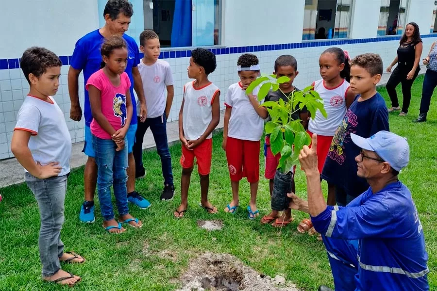 Prefeitura e EMBASA levam ação ambiental com plantio de mudas nativas e frutíferas a Escola Ismar Teixeira Guedes Prefeitura e EMBASA levam ação ambiental com plantio de mudas nativas e frutíferas a Escola Ismar Teixeira Guedes