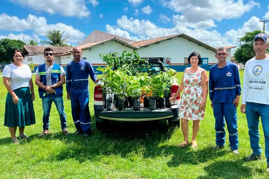 Prefeitura e EMBASA levam ação ambiental com plantio de mudas nativas e frutíferas a Escola Ismar Teixeira Guedes Prefeitura e EMBASA levam ação ambiental com plantio de mudas nativas e frutíferas a Escola Ismar Teixeira Guedes