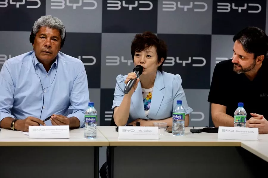 BYD anuncia R$ 5,5 bilhões na implantação de fábrica na Bahia, quase o dobro do previsto inicialmente BYD anuncia R$ 5,5 bilhões na implantação de fábrica na Bahia, quase o dobro do previsto inicialmente