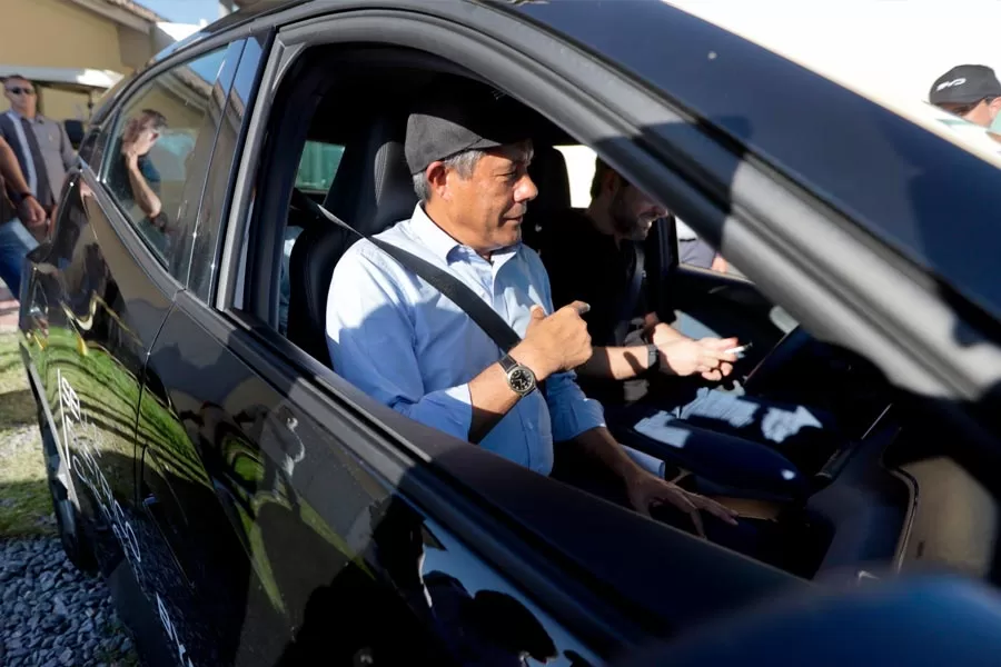 BYD anuncia R$ 5,5 bilhões na implantação de fábrica na Bahia, quase o dobro do previsto inicialmente BYD anuncia R$ 5,5 bilhões na implantação de fábrica na Bahia, quase o dobro do previsto inicialmente