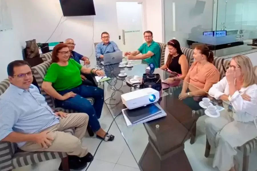 Sebrae e ACE discutem ações de fortalecimento empresarial para Teixeira de Freitas