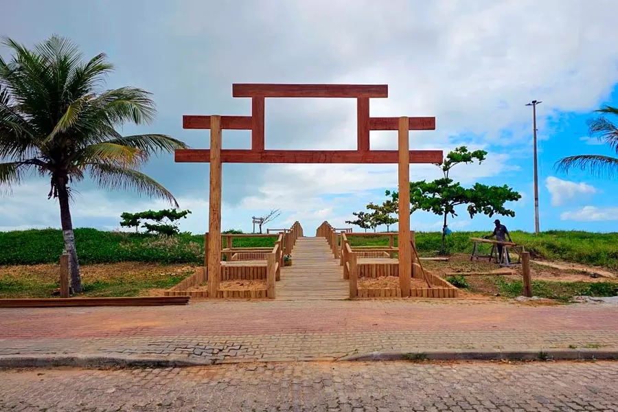 Prefeitura de Mucuri alça uma charmosa passarela ornamental em sua orla marítima Prefeitura de Mucuri alça uma charmosa passarela ornamental em sua orla marítima