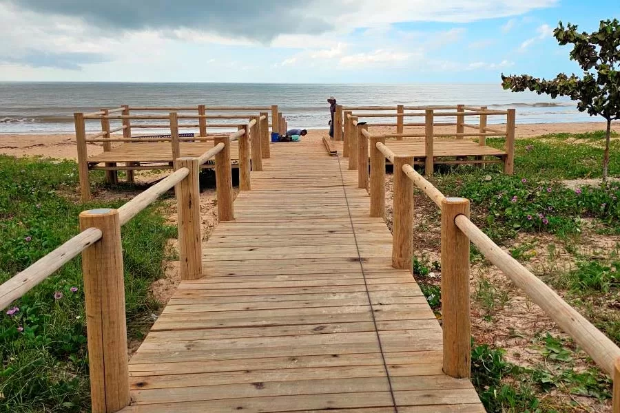 Prefeitura de Mucuri alça uma charmosa passarela ornamental em sua orla marítima Prefeitura de Mucuri alça uma charmosa passarela ornamental em sua orla marítima