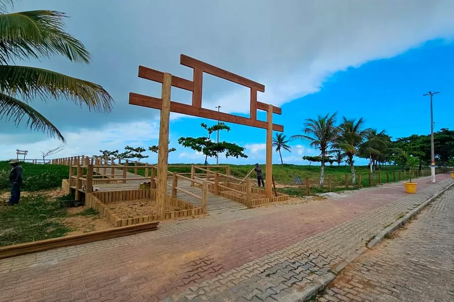 Prefeitura de Mucuri alça uma charmosa passarela ornamental em sua orla marítima Prefeitura de Mucuri alça uma charmosa passarela ornamental em sua orla marítima