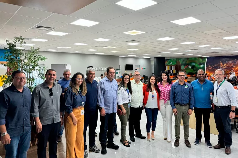 Prefeita Luciana Machado e comitiva política visitam fábrica da Suzano Prefeita Luciana Machado e comitiva política visitam fábrica da Suzano