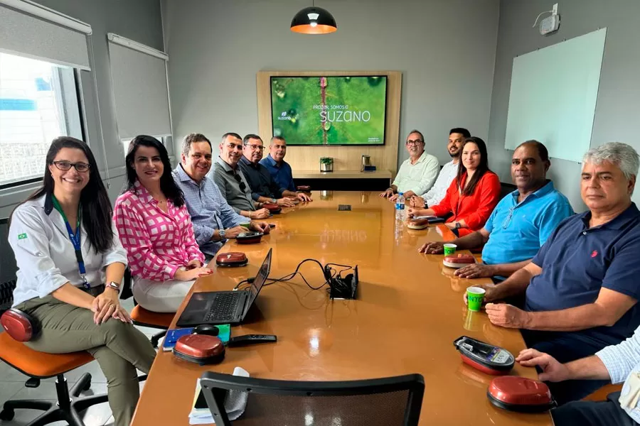 Prefeita Luciana Machado e comitiva política visitam fábrica da Suzano Prefeita Luciana Machado e comitiva política visitam fábrica da Suzano