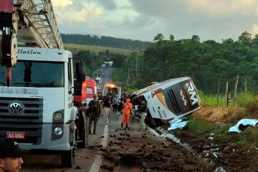 Acidente fatal na BR-101: Ônibus de turismo tomba próximo a Rancho Alegre, causando mortes