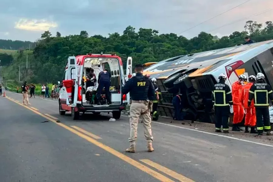 Acidente fatal na BR-101: Ônibus de turismo tomba próximo a Rancho Alegre, causando mortes