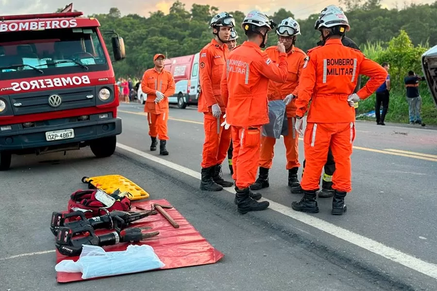 Acidente fatal na BR-101: Ônibus de turismo tomba próximo a Rancho Alegre, causando mortes
