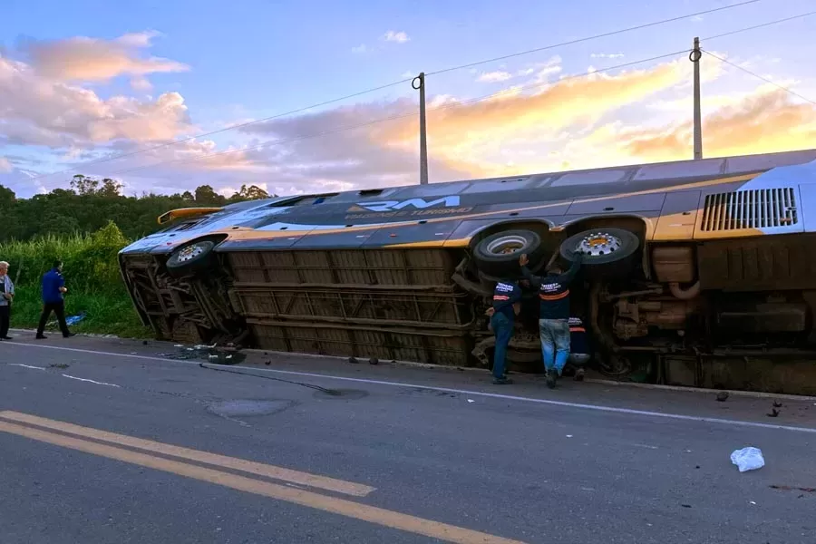 Vídeo mostra momento do acidente com ônibus de turismo que deixou 09 mortos na BR 101 em Teixeira de Freitas Vídeo mostra momento do acidente com ônibus de turismo que deixou 09 mortos na BR 101 em Teixeira de Freitas