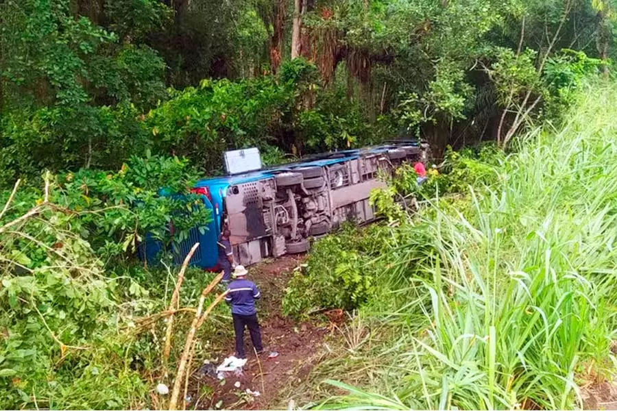 Ônibus da viação Águia Branca tomba na BR-101 e deixa 13 feridos