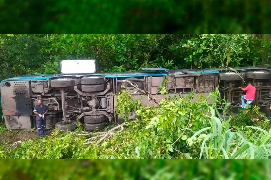 Ônibus da viação Águia Branca tomba na BR-101 e deixa 13 feridos