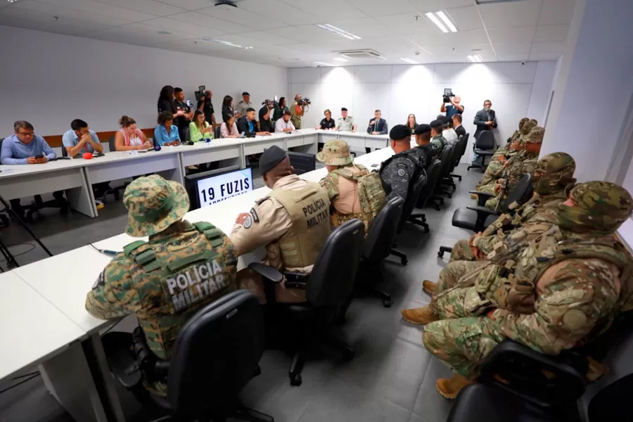 Ações das forças de segurança resultam na apreensão de fuzil, granada, submetralhadora e pistolas em Salvador