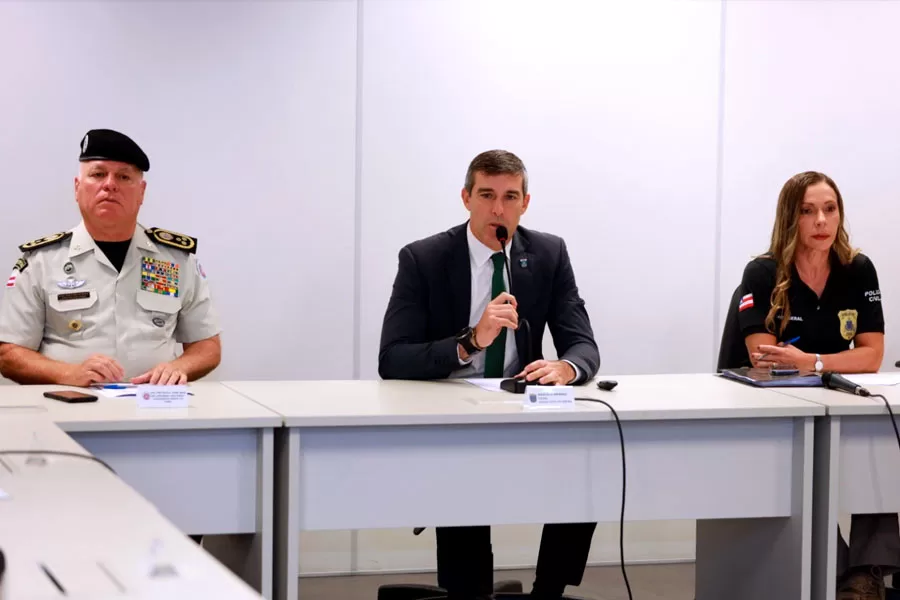 Ações das forças de segurança resultam na apreensão de fuzil, granada, submetralhadora e pistolas em Salvador Ações das forças de segurança resultam na apreensão de fuzil, granada, submetralhadora e pistolas em Salvador
