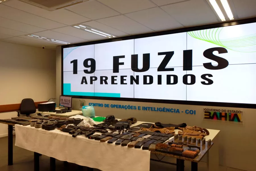 Ações das forças de segurança resultam na apreensão de fuzil, granada, submetralhadora e pistolas em Salvador Ações das forças de segurança resultam na apreensão de fuzil, granada, submetralhadora e pistolas em Salvador