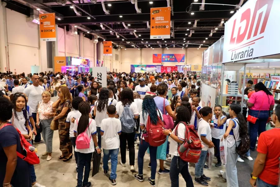 Primeiro dia da Bienal do Livro Bahia promove encontro de estudantes da rede estadual com escritor premiado Itamar Vieira Júnior Primeiro dia da Bienal do Livro Bahia promove encontro de estudantes da rede estadual com escritor premiado Itamar Vieira Júnior