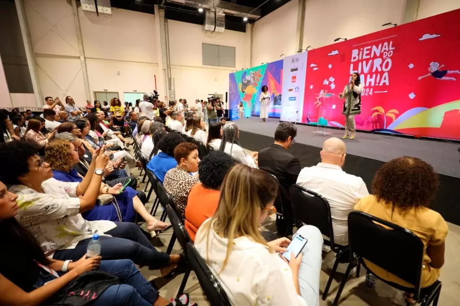 Primeiro dia da Bienal do Livro Bahia promove encontro de estudantes da rede estadual com escritor premiado Itamar Vieira Júnior Primeiro dia da Bienal do Livro Bahia promove encontro de estudantes da rede estadual com escritor premiado Itamar Vieira Júnior