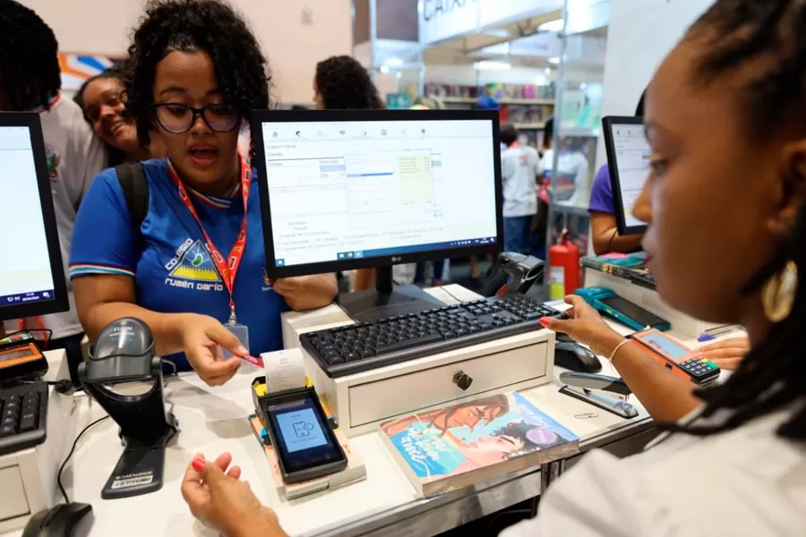 Primeiro dia da Bienal do Livro Bahia promove encontro de estudantes da rede estadual com escritor premiado Itamar Vieira Júnior Primeiro dia da Bienal do Livro Bahia promove encontro de estudantes da rede estadual com escritor premiado Itamar Vieira Júnior