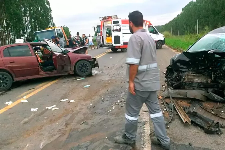 Três pessoas ficam gravemente feridas após acidente na BR-101