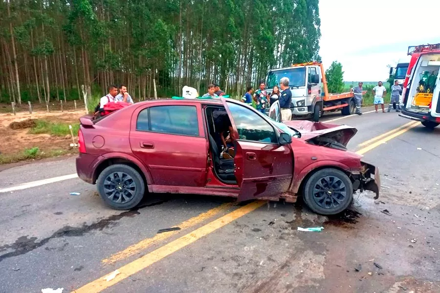 Três pessoas ficam gravemente feridas após acidente na BR-101 Três pessoas ficam gravemente feridas após acidente na BR-101