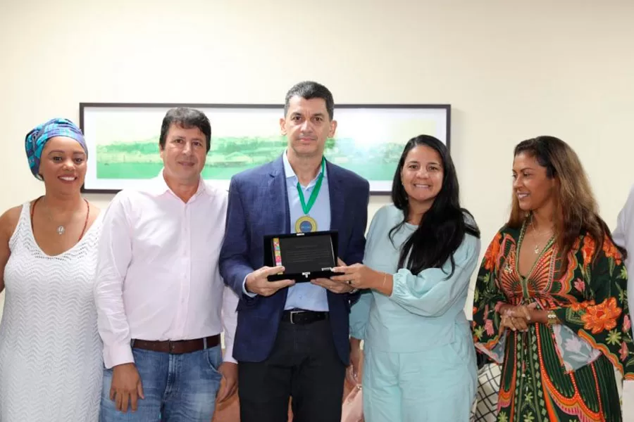 Professor de Matemática medalhista de ouro, em Brasília, recebe homenagem da SEC