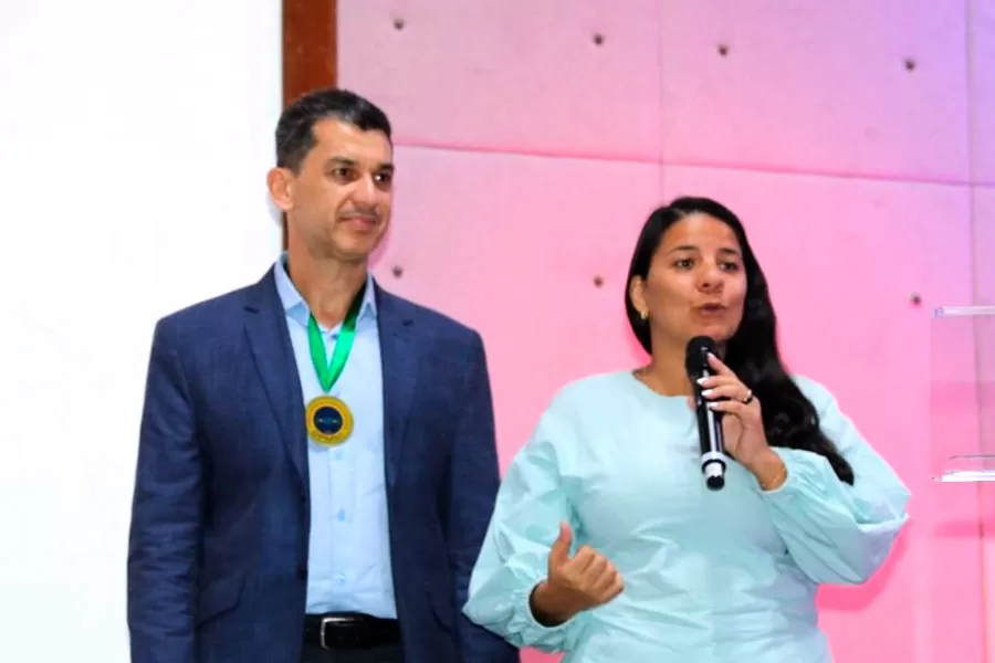 Professor de Matemática medalhista de ouro, em Brasília, recebe homenagem da SEC