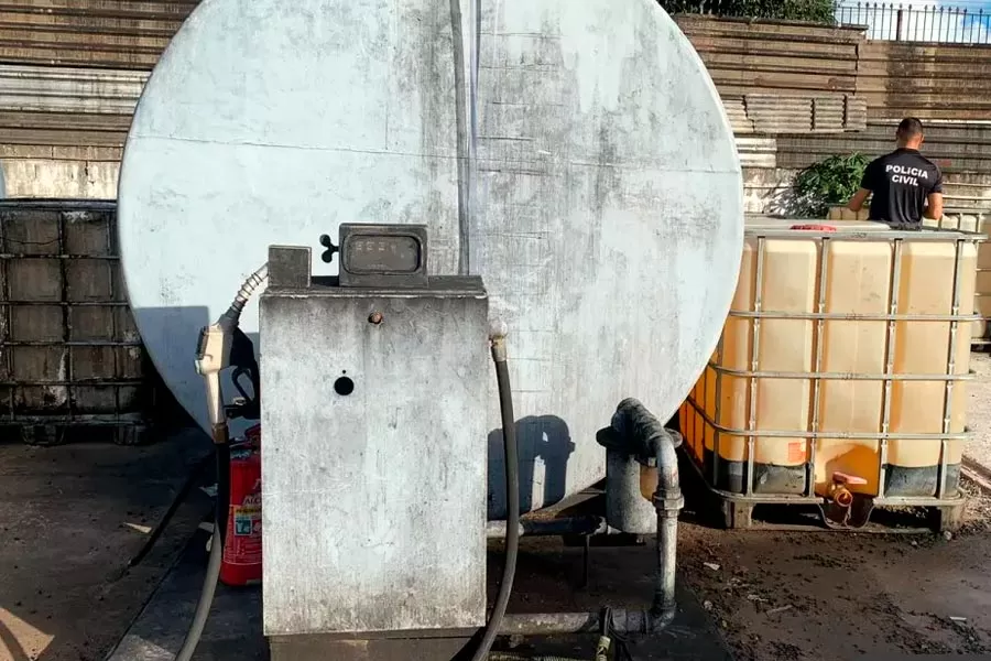 Polícia Civil desarticula laboratório que adulterava combustíveis na Região Metropolitana de Salvador Polícia Civil desarticula laboratório que adulterava combustíveis na Região Metropolitana de Salvador