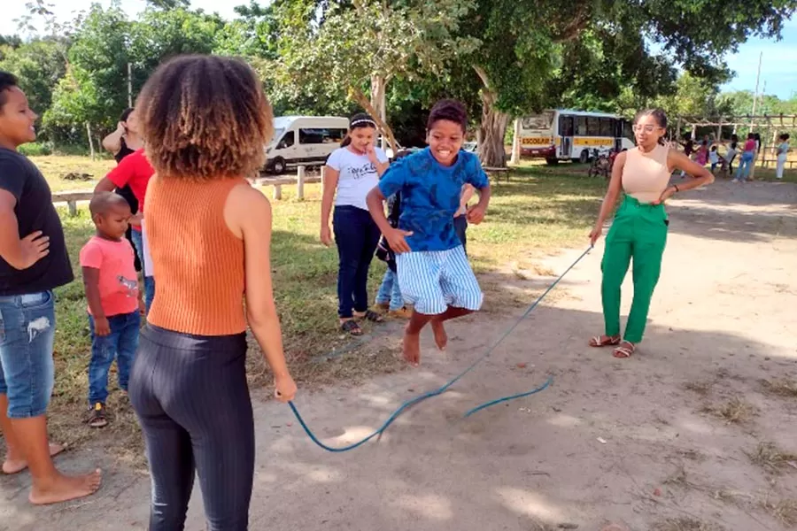 Brincadeiras e ludicidade com crianças do assentamento Bela Manhã Brincadeiras e ludicidade com crianças do assentamento Bela Manhã