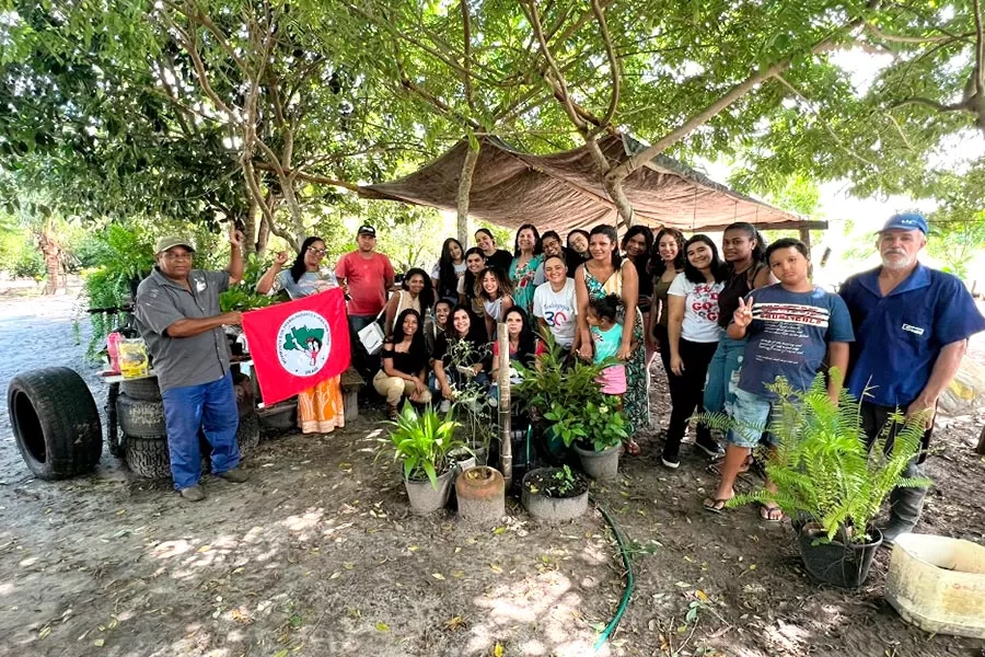 Brincadeiras e ludicidade com crianças do assentamento Bela Manhã Brincadeiras e ludicidade com crianças do assentamento Bela Manhã