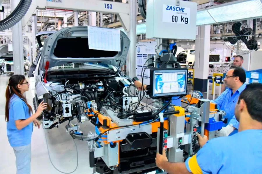 Produção industrial acumula aumento de 3,5% nos quatro primeiros meses do ano Produção industrial acumula aumento de 3,5% nos quatro primeiros meses do ano