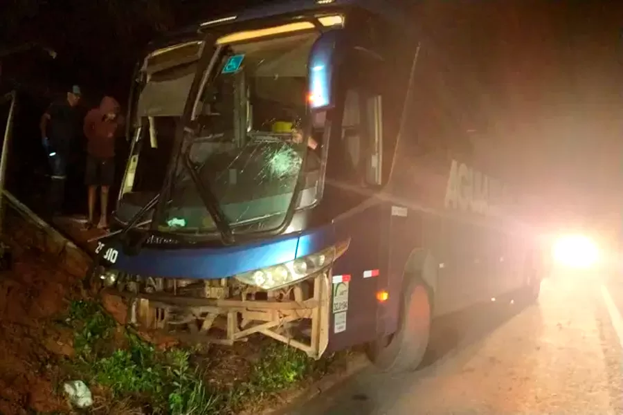 Ônibus da Águia Branca cai em valeta da BR-101 em Teixeira de Freitas e por pouco não causa uma tragédia