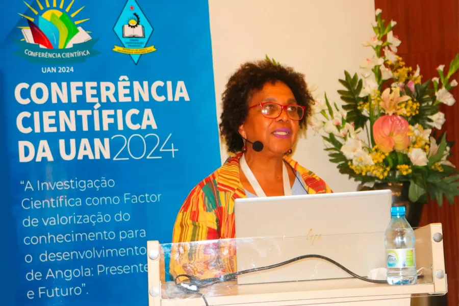 Professora da UFSB participa de conferência científica internacional em Angola