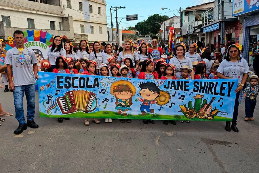 Prefeitura de Medeiros Neto abre 36º Arraiá do Água Fria com desfile junino das escolas municipais