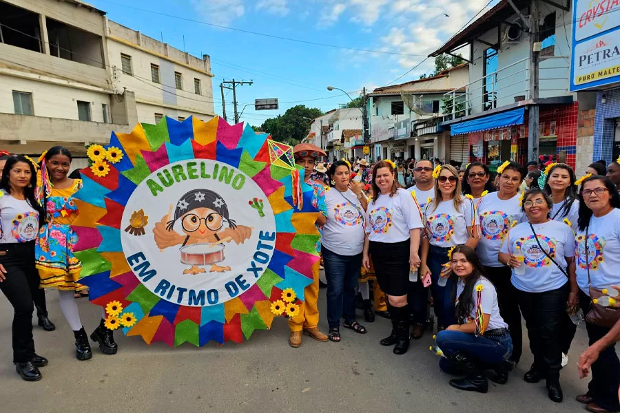 Prefeitura de Medeiros Neto abre 36º Arraiá do Água Fria com desfile junino das escolas municipais