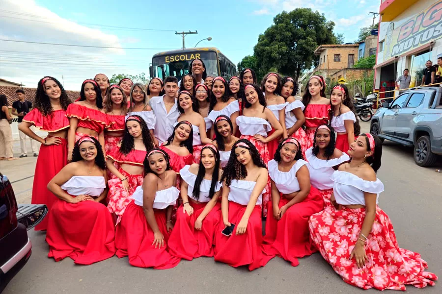 Prefeitura de Medeiros Neto abre 36º Arraiá do Água Fria com desfile junino das escolas municipais